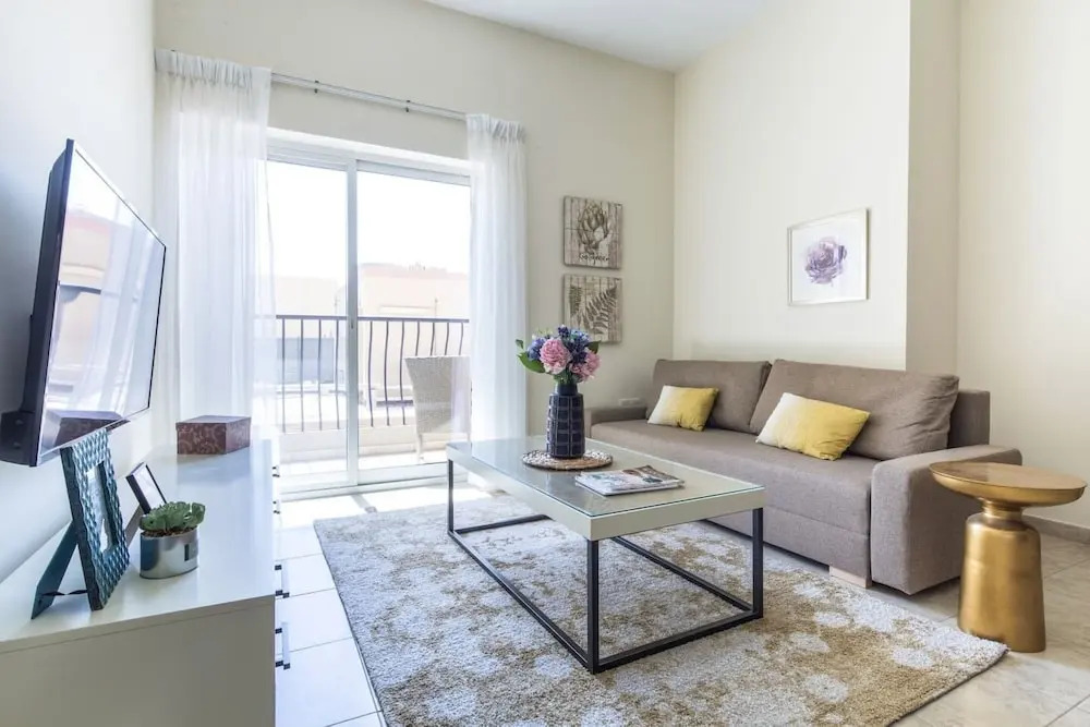 Дубай: Signature Living in Modern 1BR Apartment at Jvt!