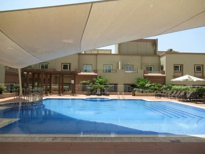 Дубай: Signature Living in Modern 1BR Apartment at Jvt!