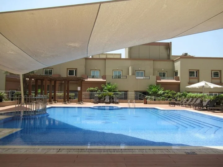 Дубай: Signature Living in Modern 1BR Apartment at Jvt!