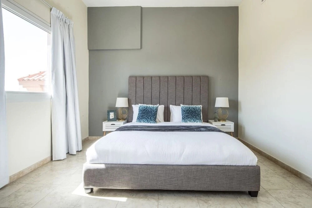 Дубай: Signature Living in Modern 1BR Apartment at Jvt!