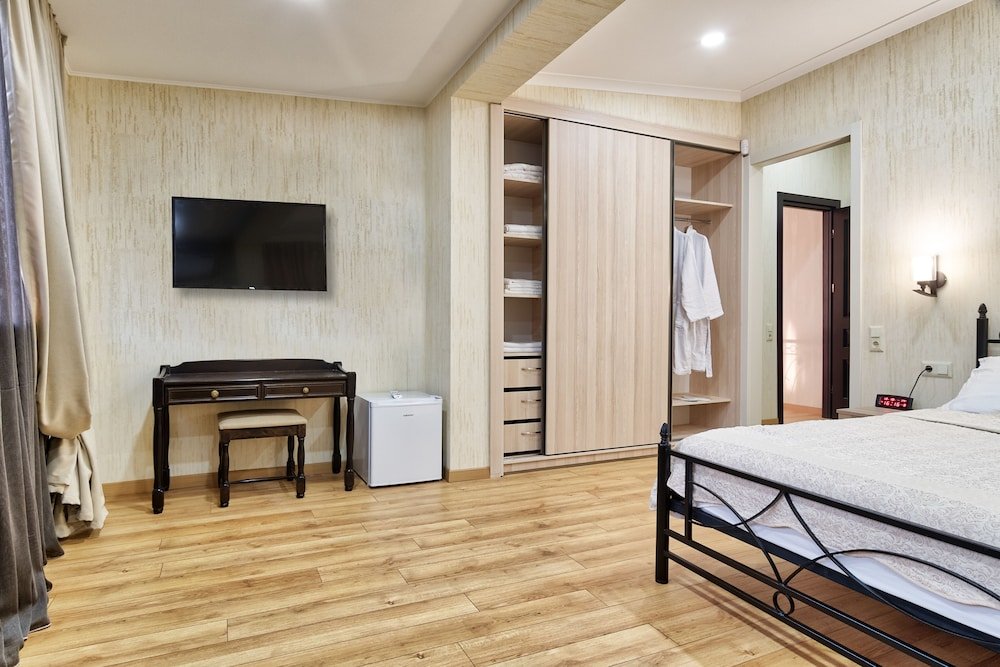Тбилиси: Q&B Hotel