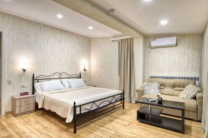Тбилиси: Q&B Hotel