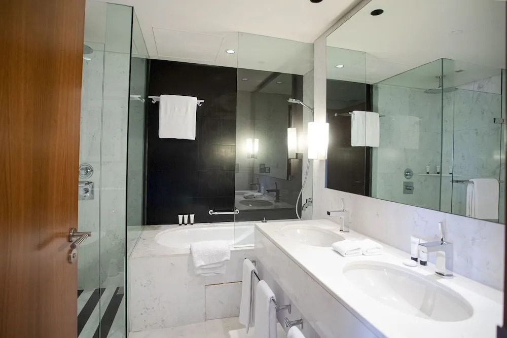 Дубай: Ultimate Luxury at Fashion Avenue Dubai Mall Residences
