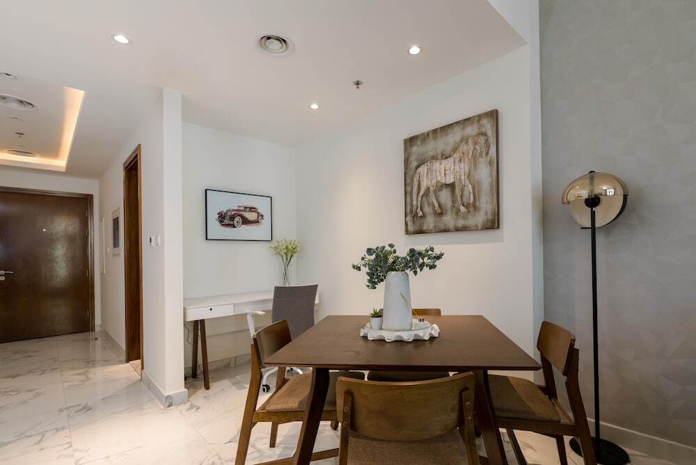 Дубай: Whitesage - Waterfront Luxe Apartment With Great Canal Views