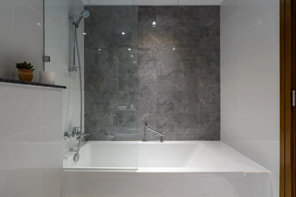 Дубай: Whitesage - Waterfront Luxe Apartment With Great Canal Views