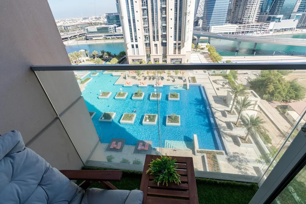 Дубай: Whitesage - Waterfront Luxe Apartment With Great Canal Views