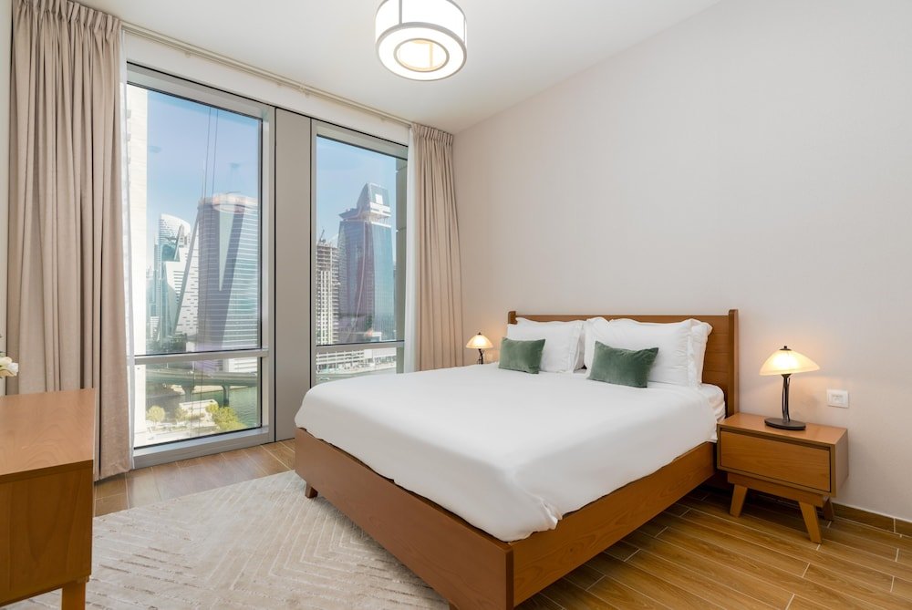 Дубай: Whitesage - Waterfront Luxe Apartment With Great Canal Views