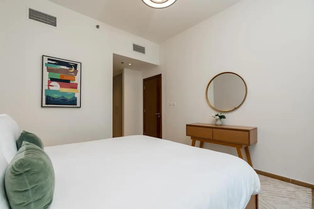 Дубай: Whitesage - Waterfront Luxe Apartment With Great Canal Views