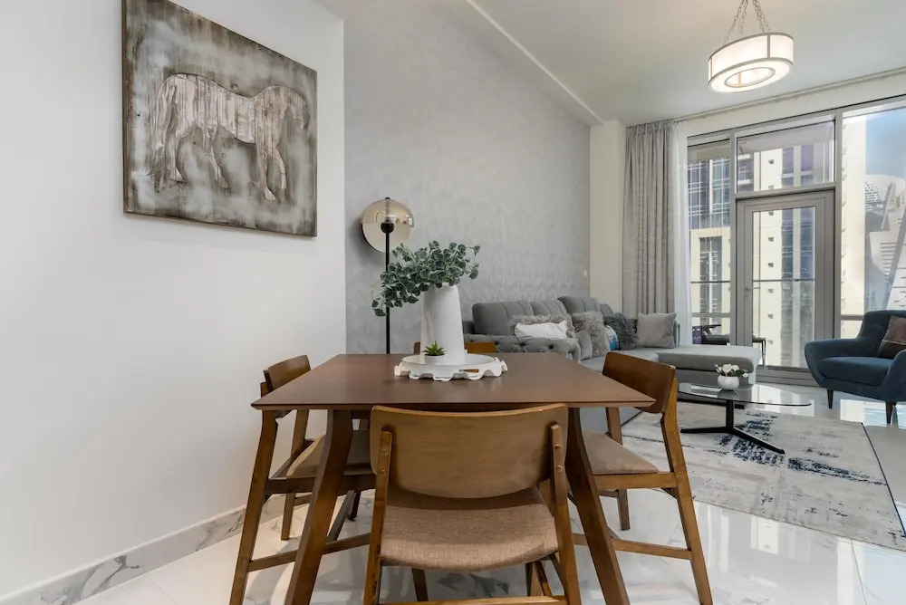 Дубай: Whitesage - Waterfront Luxe Apartment With Great Canal Views