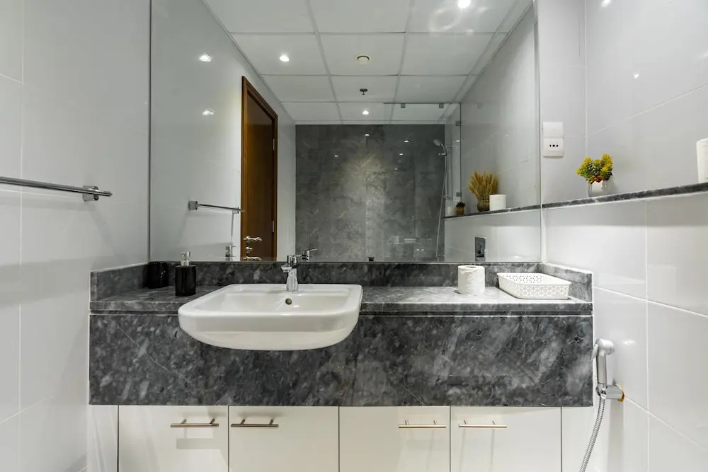 Дубай: Whitesage - Waterfront Luxe Apartment With Great Canal Views