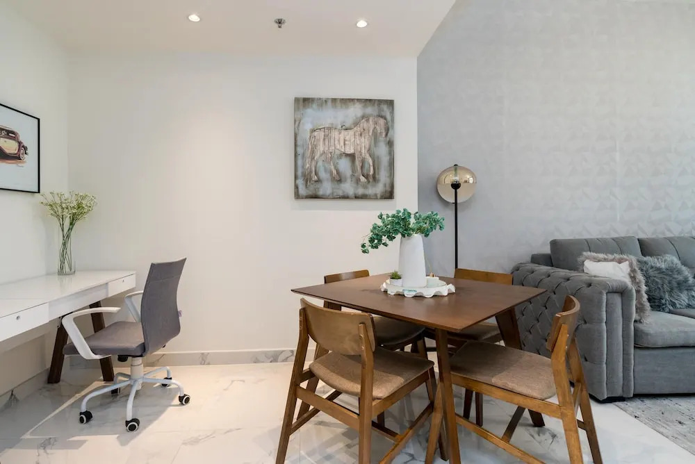 Дубай: Whitesage - Waterfront Luxe Apartment With Great Canal Views