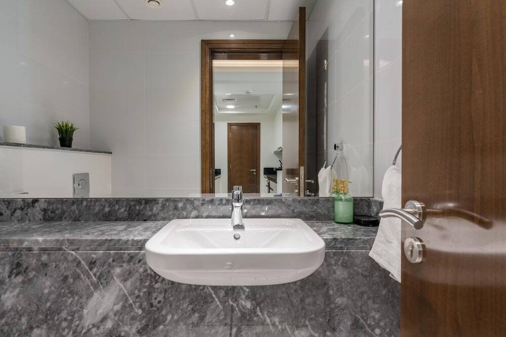 Дубай: Whitesage - Waterfront Luxe Apartment With Great Canal Views