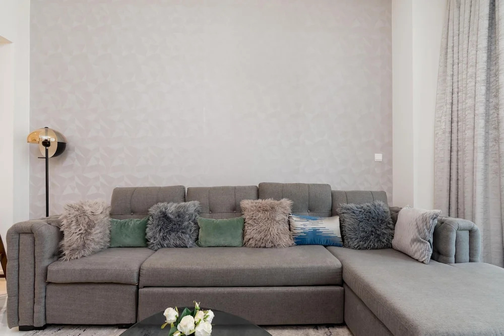 Дубай: Whitesage - Waterfront Luxe Apartment With Great Canal Views