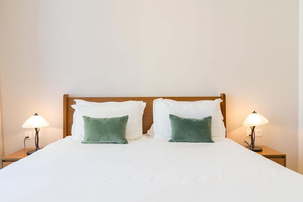Дубай: Whitesage - Waterfront Luxe Apartment With Great Canal Views
