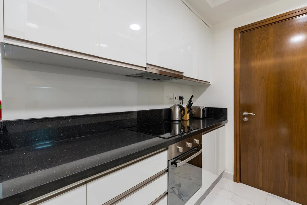 Дубай: Whitesage - Waterfront Luxe Apartment With Great Canal Views