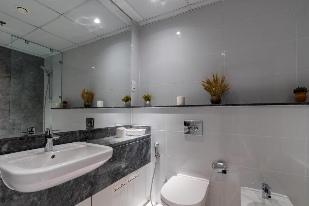 Дубай: Whitesage - Waterfront Luxe Apartment With Great Canal Views