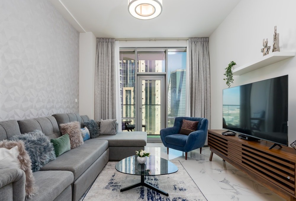 Дубай: Whitesage - Waterfront Luxe Apartment With Great Canal Views