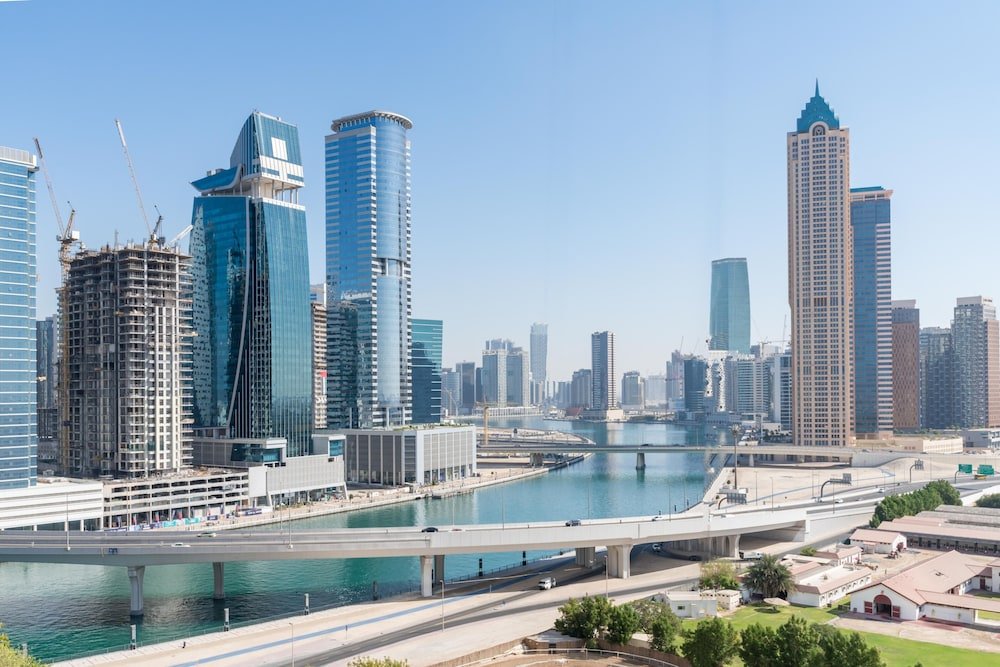 Дубай: Whitesage - Waterfront Luxe Apartment With Great Canal Views