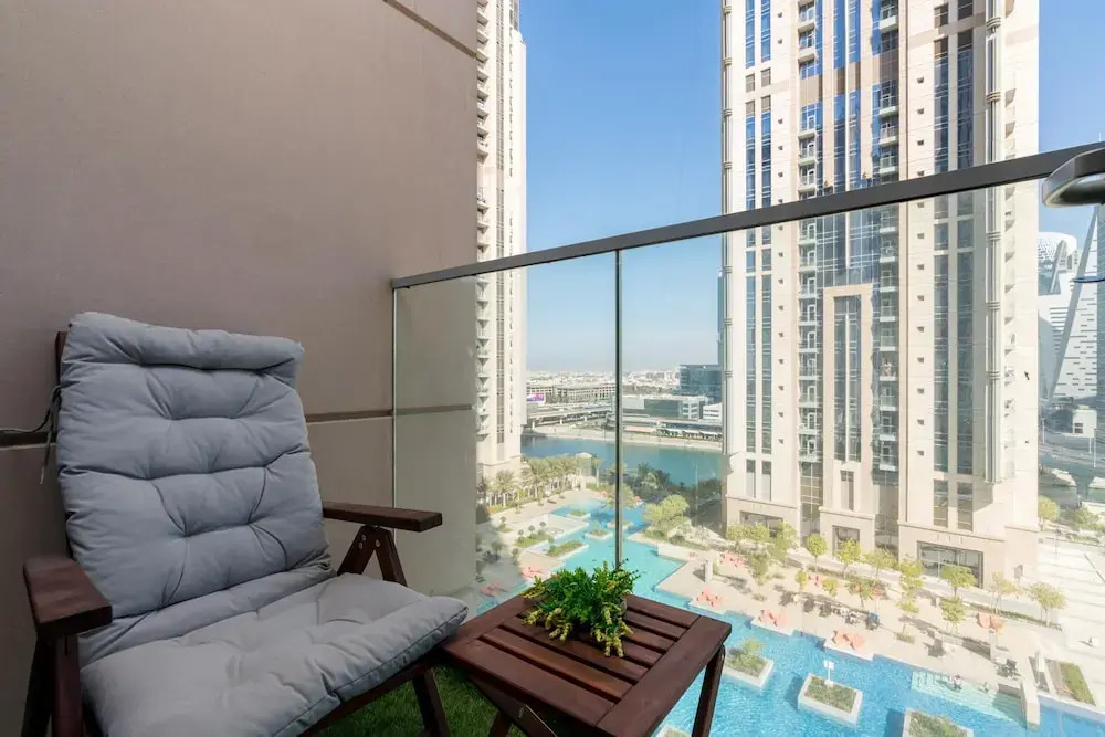 Дубай: Whitesage - Waterfront Luxe Apartment With Great Canal Views