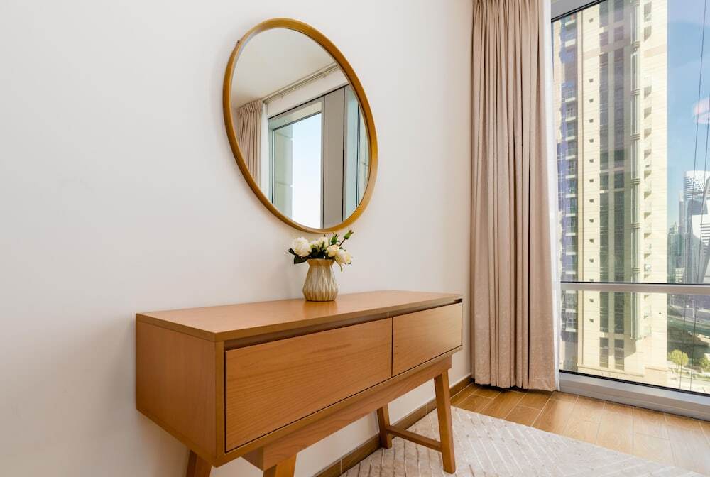 Дубай: Whitesage - Waterfront Luxe Apartment With Great Canal Views