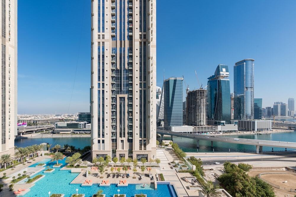 Дубай: Whitesage - Waterfront Luxe Apartment With Great Canal Views