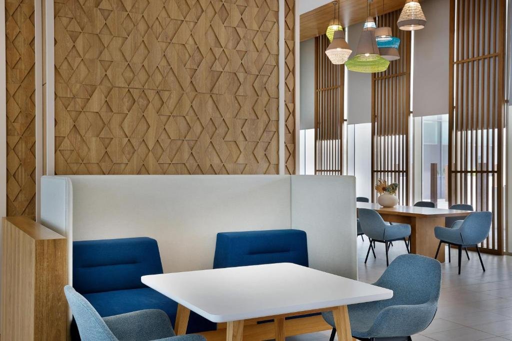 Дубай: Element Dubai Airport