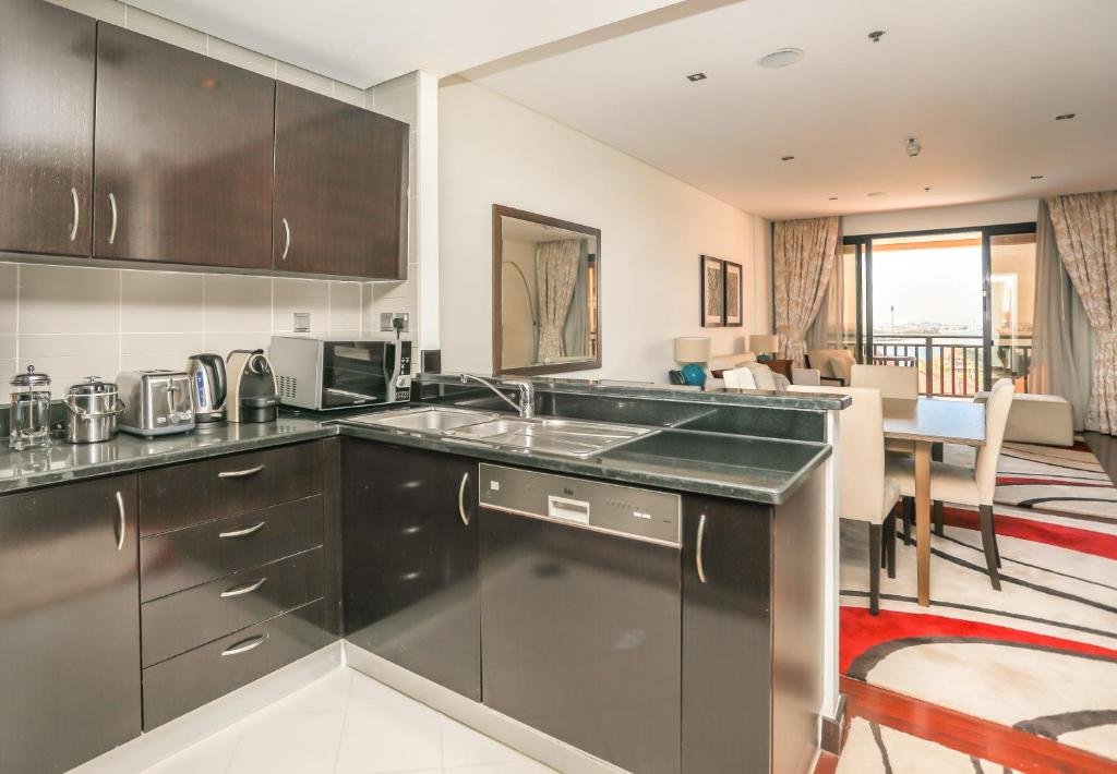 Дубай: Luxury residential apartments located in Anantara area , pool , beach , free parking