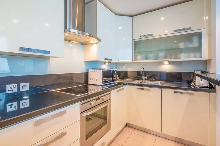 Дубай: Jlt Bonnington Tower 1 Br Apartment Lake View