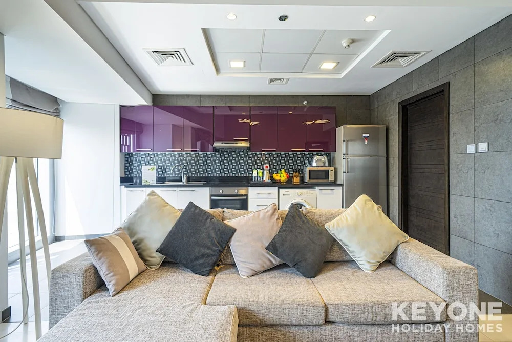 Дубай: KOHH – 1BR in Cayan Tower