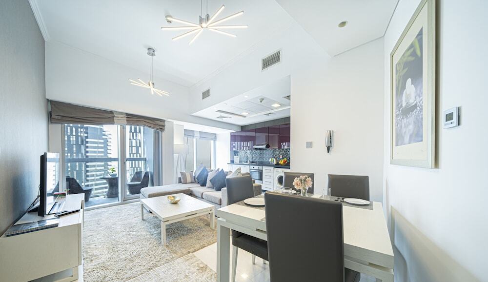 Дубай: KOHH – 1BR in Cayan Tower