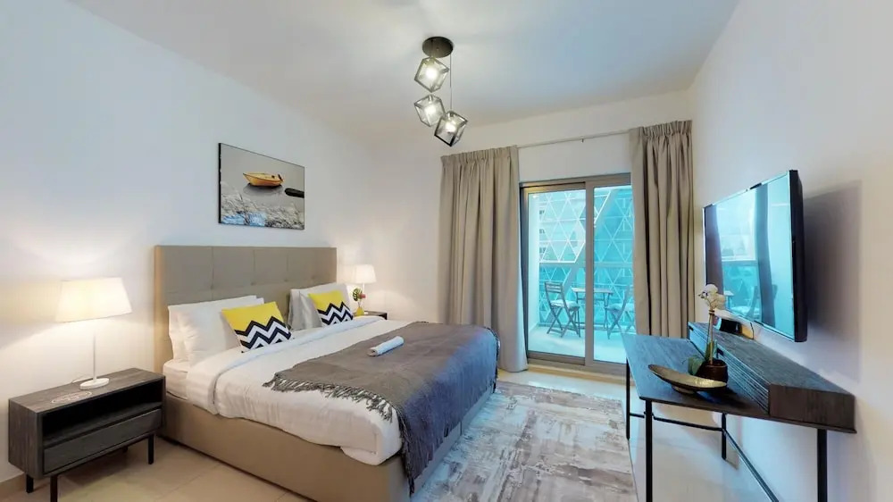 Дубай: Luxe Studio Sleeps 2 Balcony Gym Tennis
