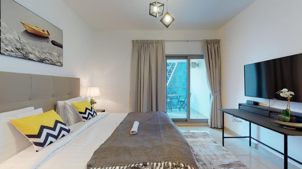 Дубай: Luxe Studio Sleeps 2 Balcony Gym Tennis