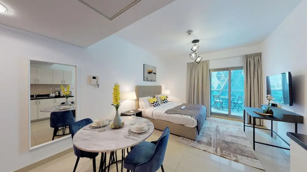 Дубай: Luxe Studio Sleeps 2 Balcony Gym Tennis