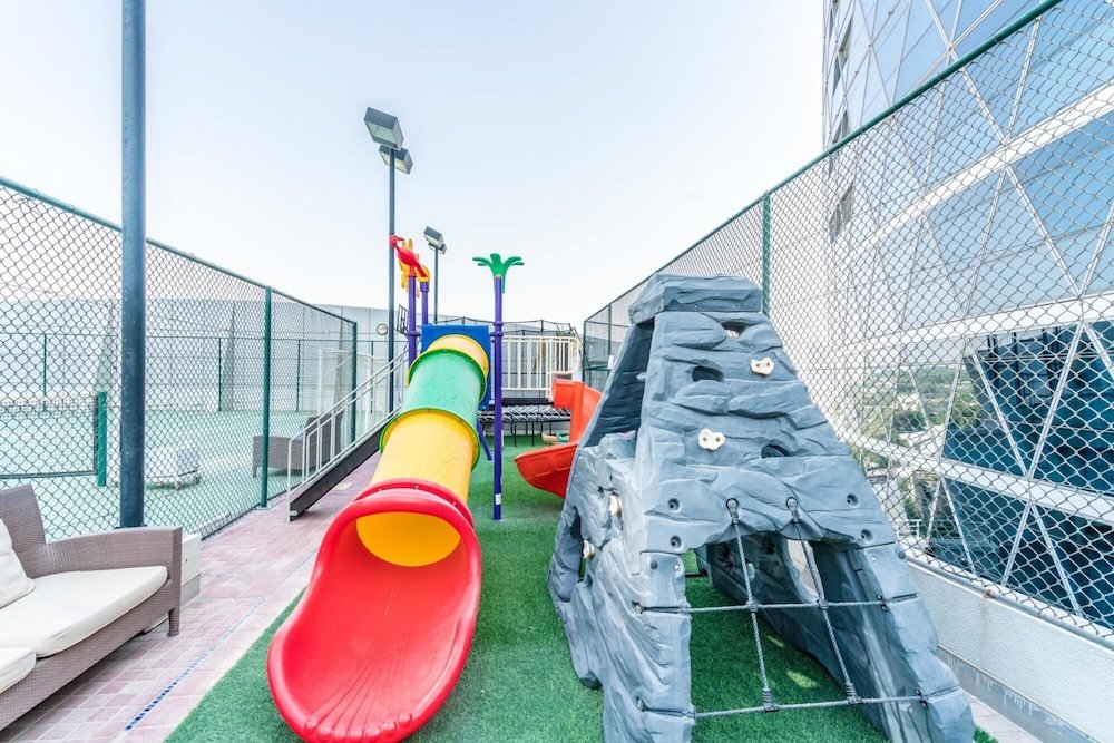 Дубай: Luxe Studio Sleeps 2 Balcony Gym Tennis