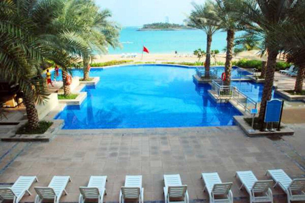 Дубай: Private Beach Shoreline Luxurious Apartment