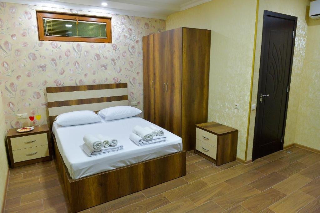 Уреки: Hotel Lion