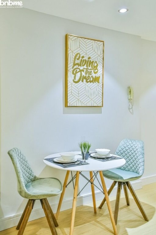 Дубай: Plush Studio Having Lake View by Bnbmehomes