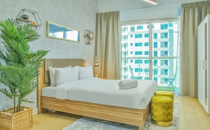 Дубай: Plush Studio Having Lake View by Bnbmehomes