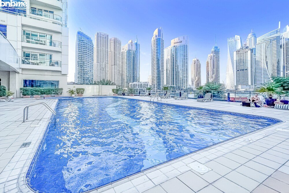 Дубай: Plush Studio Having Lake View by Bnbmehomes