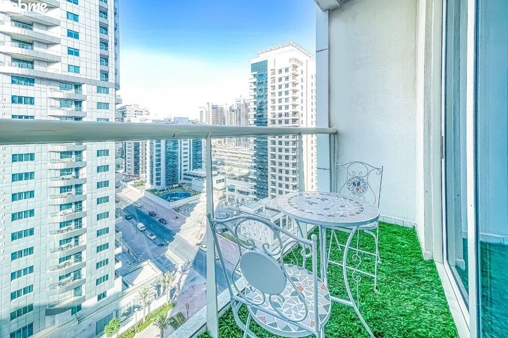 Дубай: Plush Studio Having Lake View by Bnbmehomes