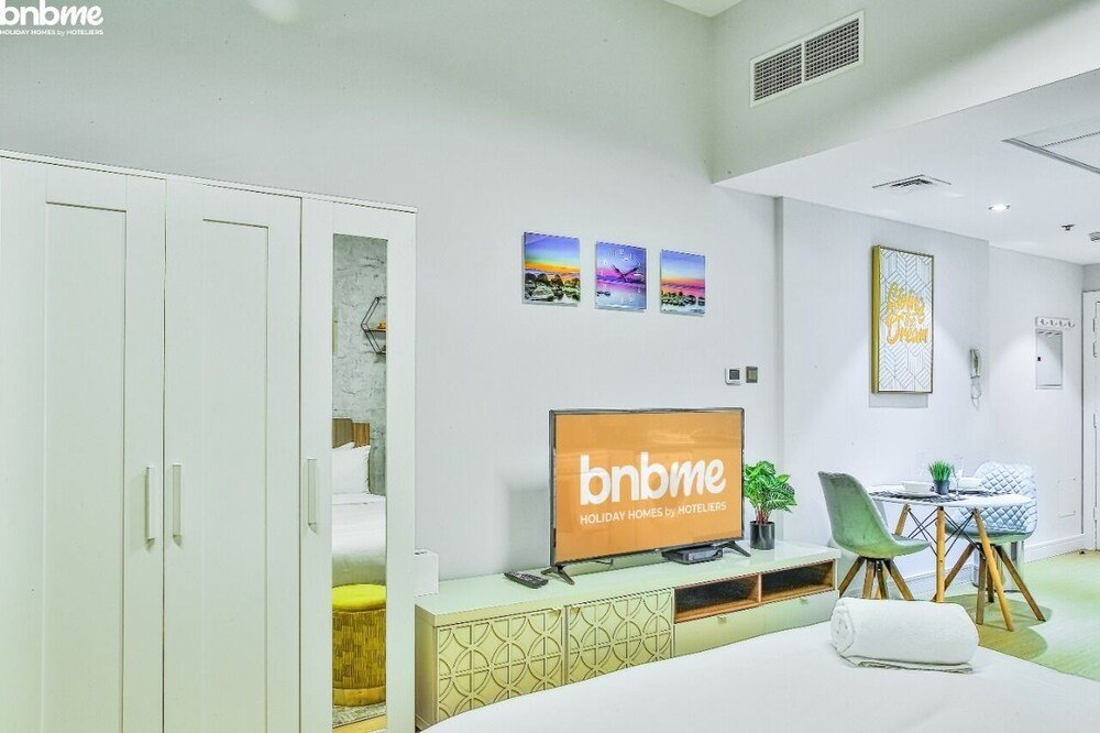Дубай: Plush Studio Having Lake View by Bnbmehomes