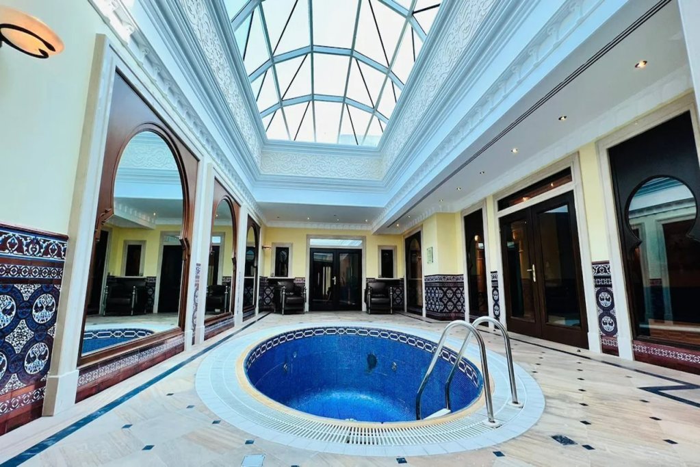 Дубай: The Bristol Hotel Dubai