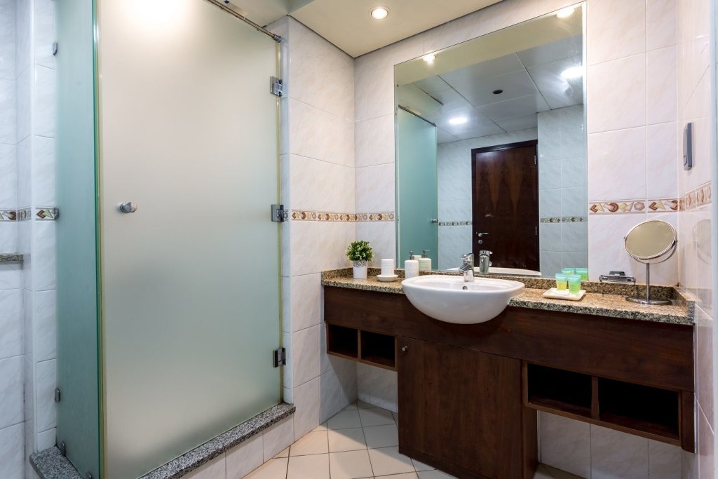 Дубай: Lake views from 2 bedroom apartment in JLT