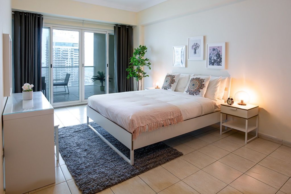 Дубай: Lake views from 2 bedroom apartment in JLT