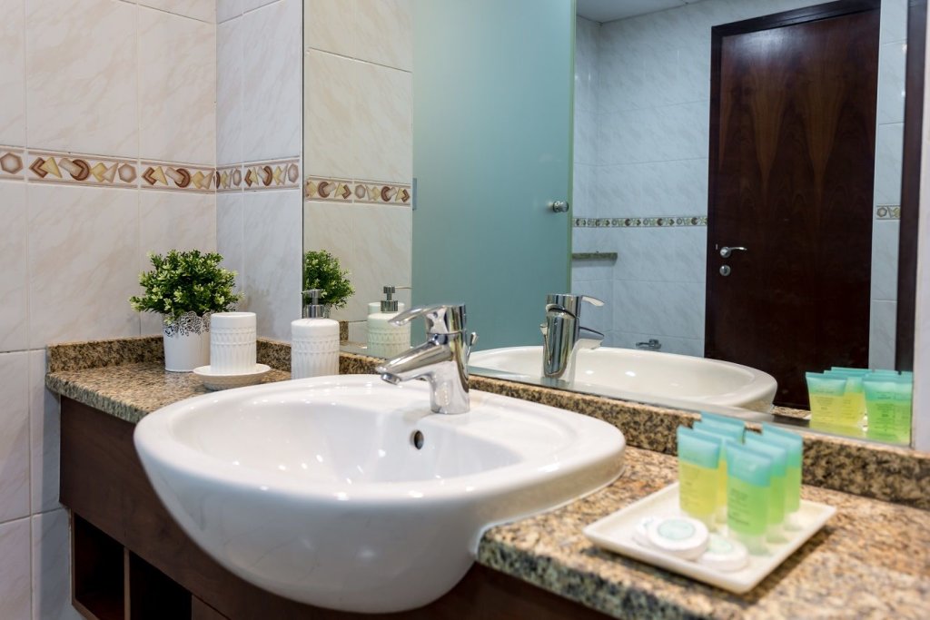 Дубай: Lake views from 2 bedroom apartment in JLT