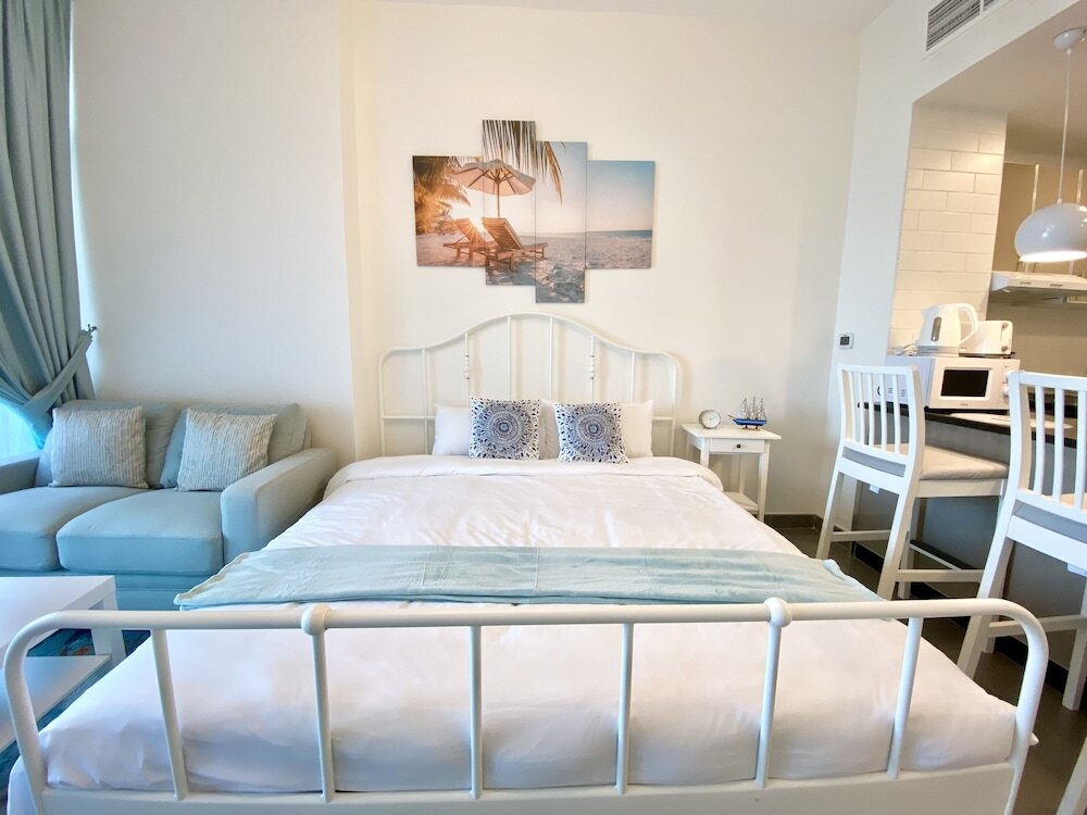 Дубай: Marco Polo - Pastel Studio with Stunning Aerial City Views