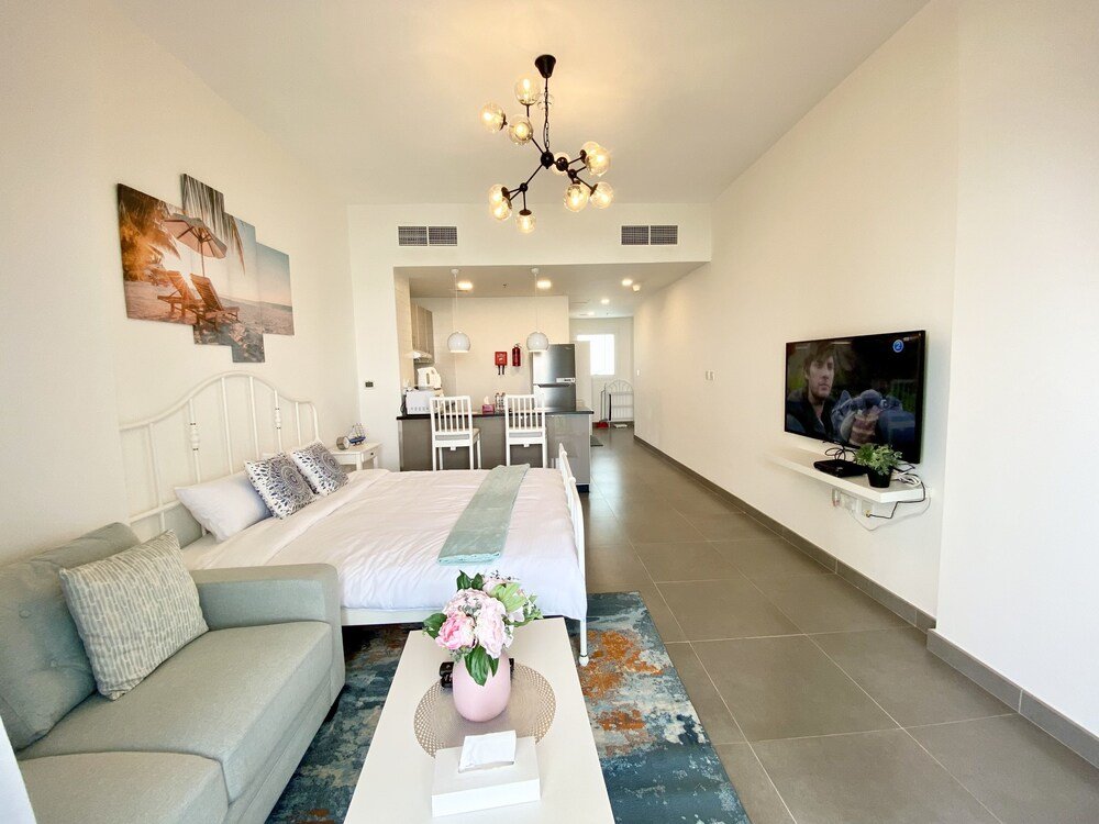 Дубай: Marco Polo - Pastel Studio with Stunning Aerial City Views