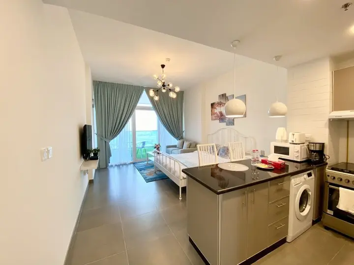 Дубай: Marco Polo - Pastel Studio with Stunning Aerial City Views