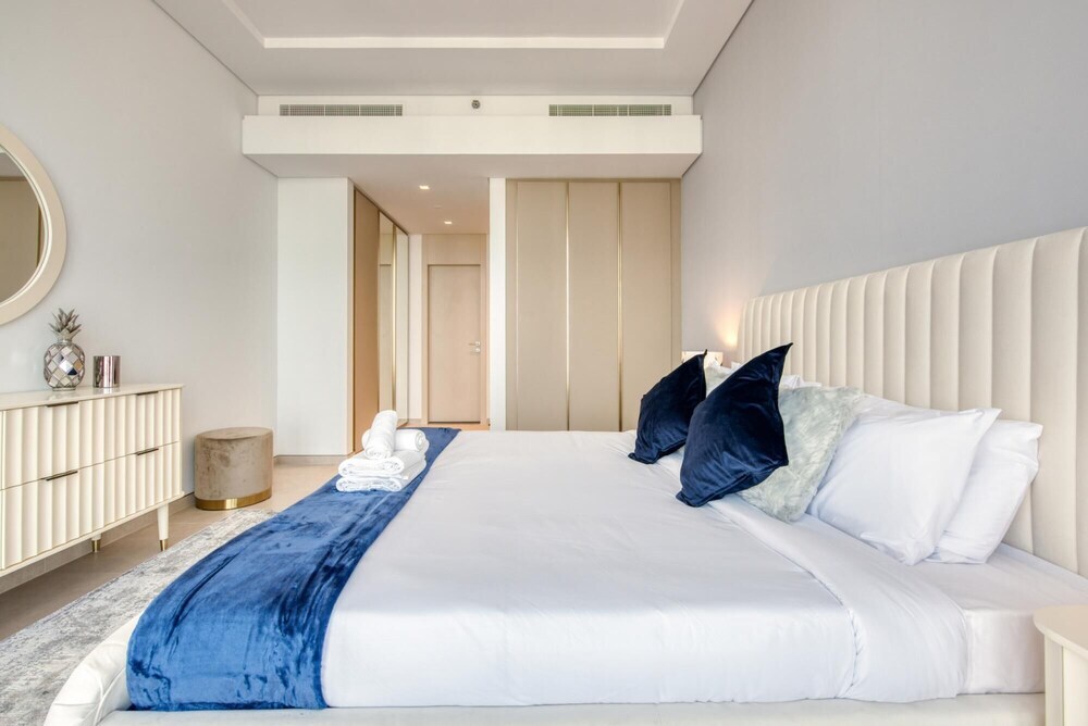 Дубай: Urban 1BR w Golf Course Views