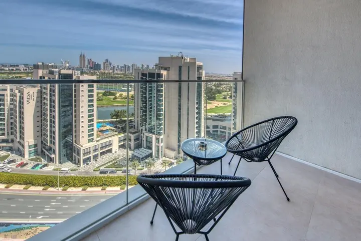 Дубай: Urban 1BR w Golf Course Views